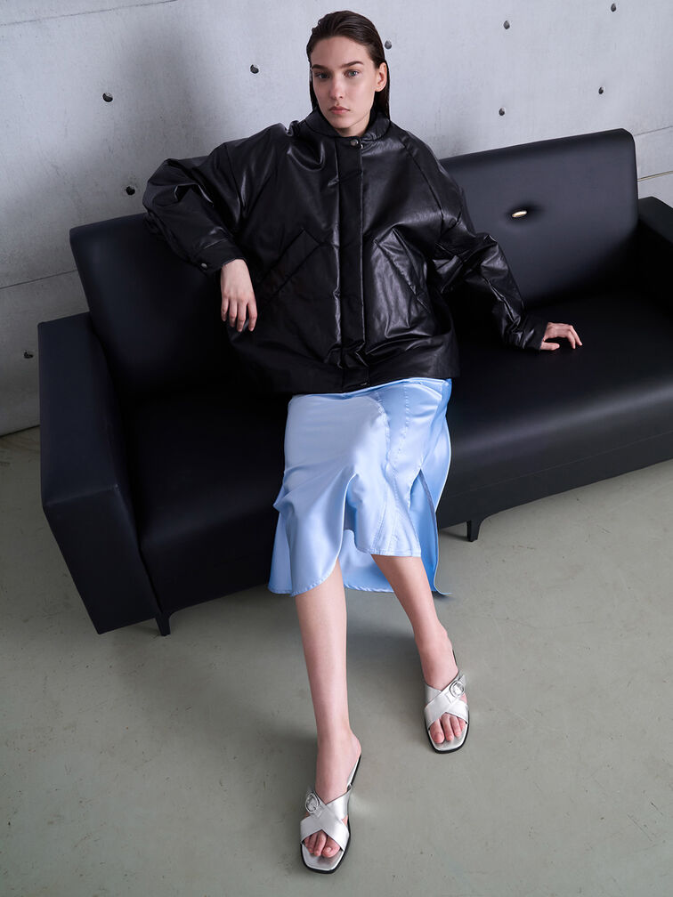 صندل بحزام متقاطع بلمسة معدنية ومزين بإبزيم كريستالي, فضي, hi-res