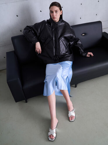 صندل بحزام متقاطع بلمسة معدنية ومزين بإبزيم كريستالي, فضي, hi-res