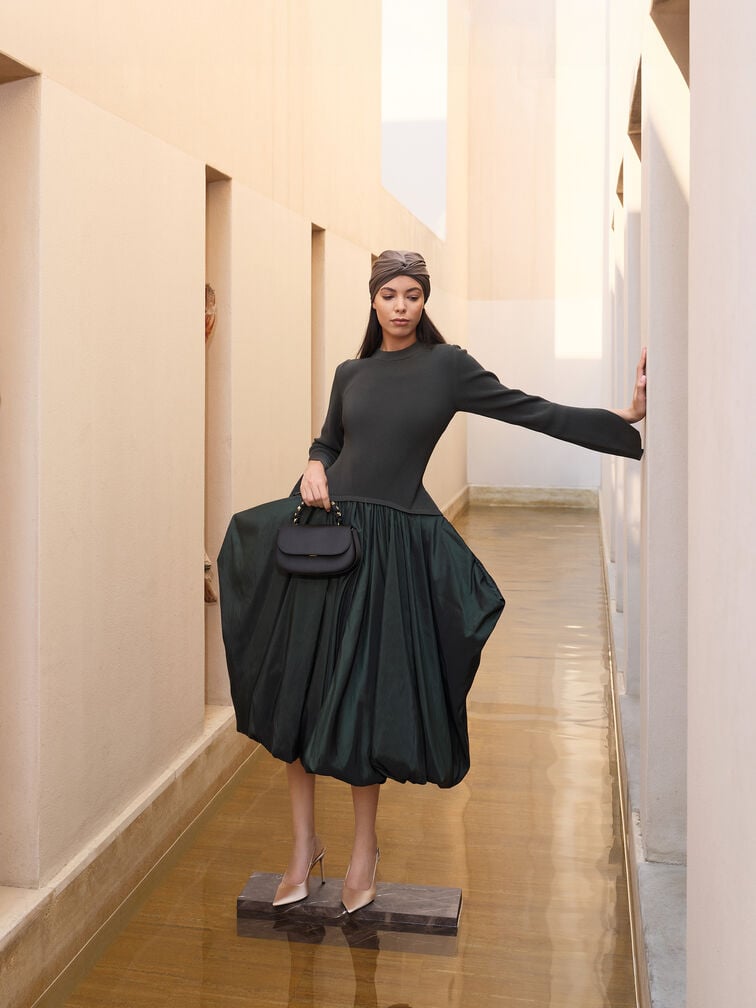 حذاء سلينغ باك (بامبس) من الساتان مغلق من الأمام ومفتوح من الخلف، مزوّد بشريط خلف الكعب مزين بكريستالات على شكل دمعة، بكعب طويل ورفيع., ذهبي, hi-res