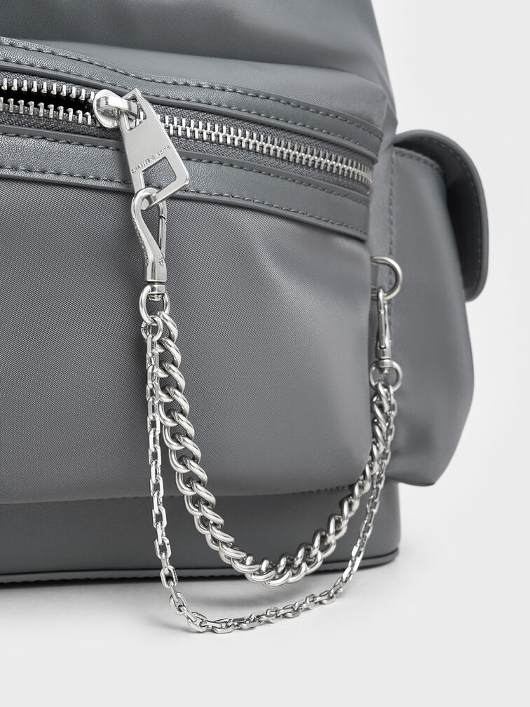 حقيبة ظهر منتفخة من النايلون مزينة بسلسلة معدنية, رمادي, hi-res