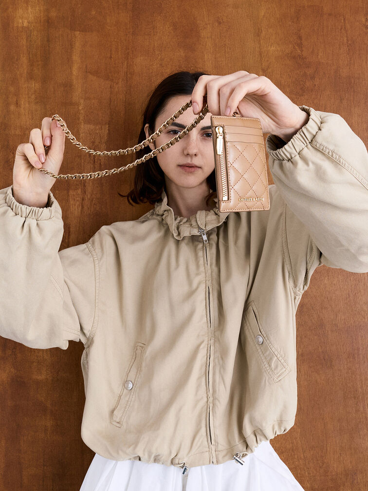 حافظة بطاقات ويستريا بتصميم مبطن ومظهر معدني مزين بشريط مضفر, تان, hi-res