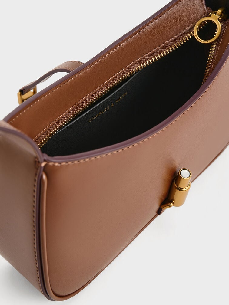 حقيبة كتف سيزيا بحلية معدنية, شوكولاتي, hi-res