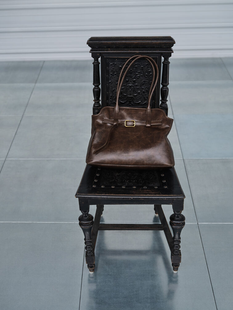 شنطة توت فيكتوريا مزينة بحزام, بني مطفي, hi-res