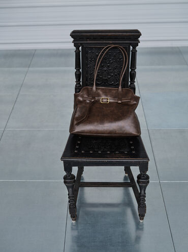 شنطة توت فيكتوريا مزينة بحزام, بني مطفي, hi-res