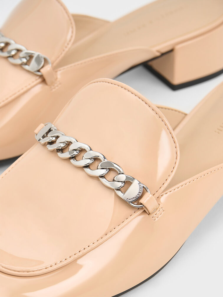 صندل أنيق مغلق من الأمام مصنوع من جلد لامع ومزين بسلسلة, لون البشرة الطبيعي, hi-res