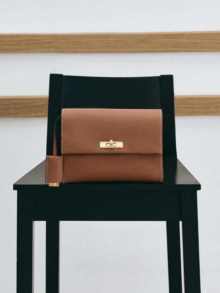 حقيبة كروس بودي تشانس بقفل دوار من الجلد المعاد تدويره, شوكولاتي, hi-res