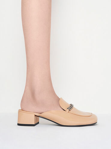 صندل أنيق مغلق من الأمام مصنوع من جلد لامع ومزين بسلسلة, لون البشرة الطبيعي, hi-res