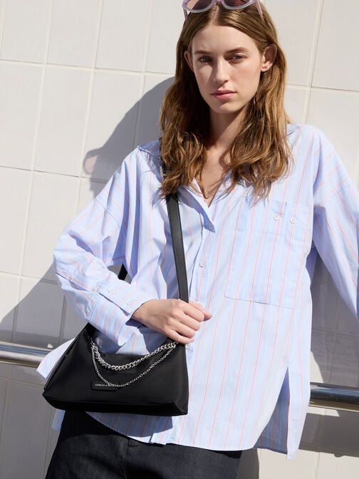 حقيبة كتف من النايلون بتصميم شبه منحرف مزين بسلسلة معدنية, أسود كلاسيكي, hi-res