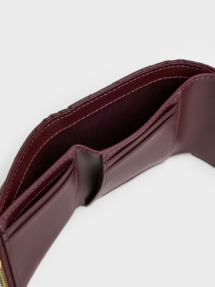 محفظة آرييتي مبطنة بتطريز مزودة بقطعة جمالية على شكل قلب وفيونكة، وغطاء علوي منحني., أحمر توتي فاخر, hi-res