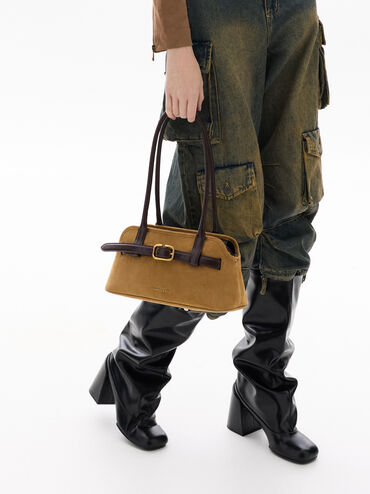 شنطة كتف فيكتوريا من جلد شامواه معاد تدويره بحزام, رملي ذهبي هاديء, hi-res