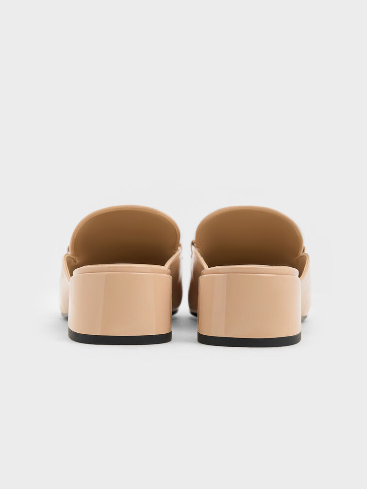 صندل أنيق مغلق من الأمام مصنوع من جلد لامع ومزين بسلسلة, لون البشرة الطبيعي, hi-res