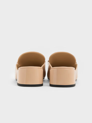 صندل أنيق مغلق من الأمام مصنوع من جلد لامع ومزين بسلسلة, لون البشرة الطبيعي, hi-res