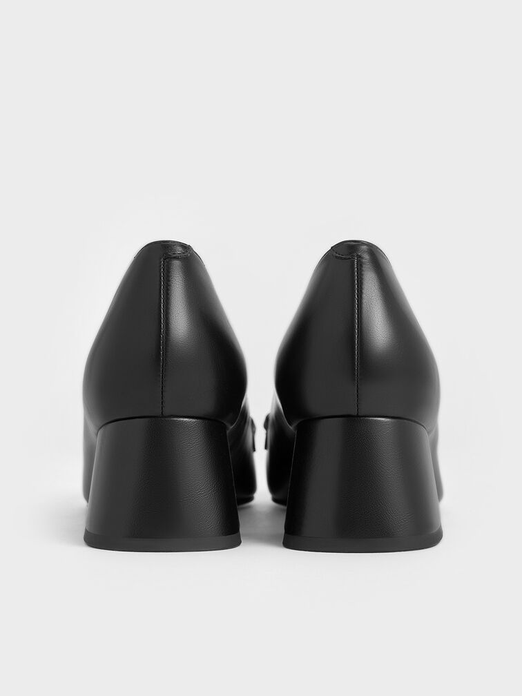 حذاء بكعب كلاسيكي عريض ومقدمة مدببة مزين بحليات معدنية, أسود, hi-res