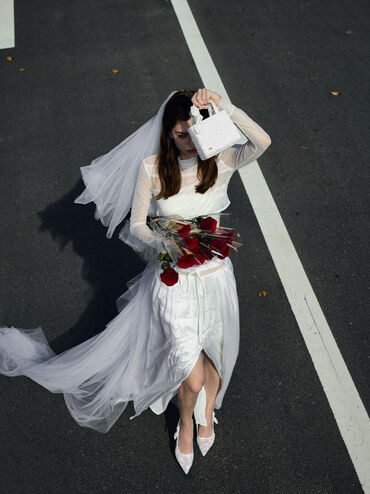 حقيبة صغيرة مطرزة من قماش شبكي مزين بالخرز من ألباني, أبيض, hi-res