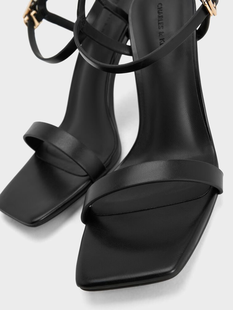 صندل بكعب عالٍ ومقدمة مربعة وحزام للكاحل, أسود, hi-res