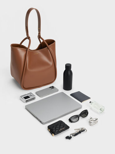 شنطة  توت لولا الواسعة بتصميم تيوب, شوكولاتي, hi-res