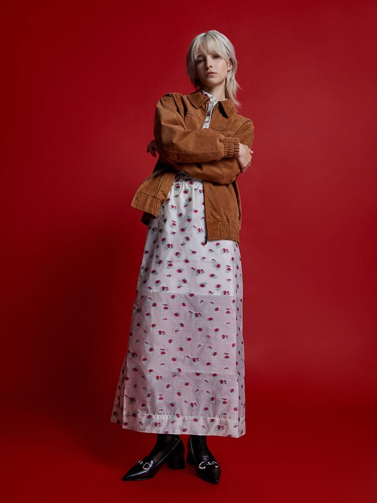 حذاء بكعب كلاسيكي عريض ومقدمة مدببة مزين بحليات معدنية, أسود, hi-res