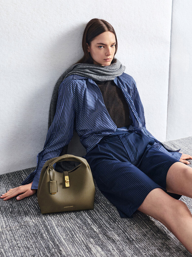 حقيبة باكت (دلو) تشانس بقفل دوار من الجلد المعاد تدويره, زيتي غامق, hi-res