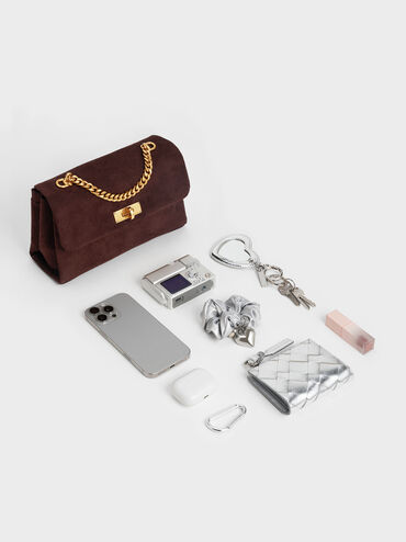 شنطة كروس كيري من جلد شامواه معاد تدويره بحمالة سلسلة, بني غني كالإسبريسو, hi-res