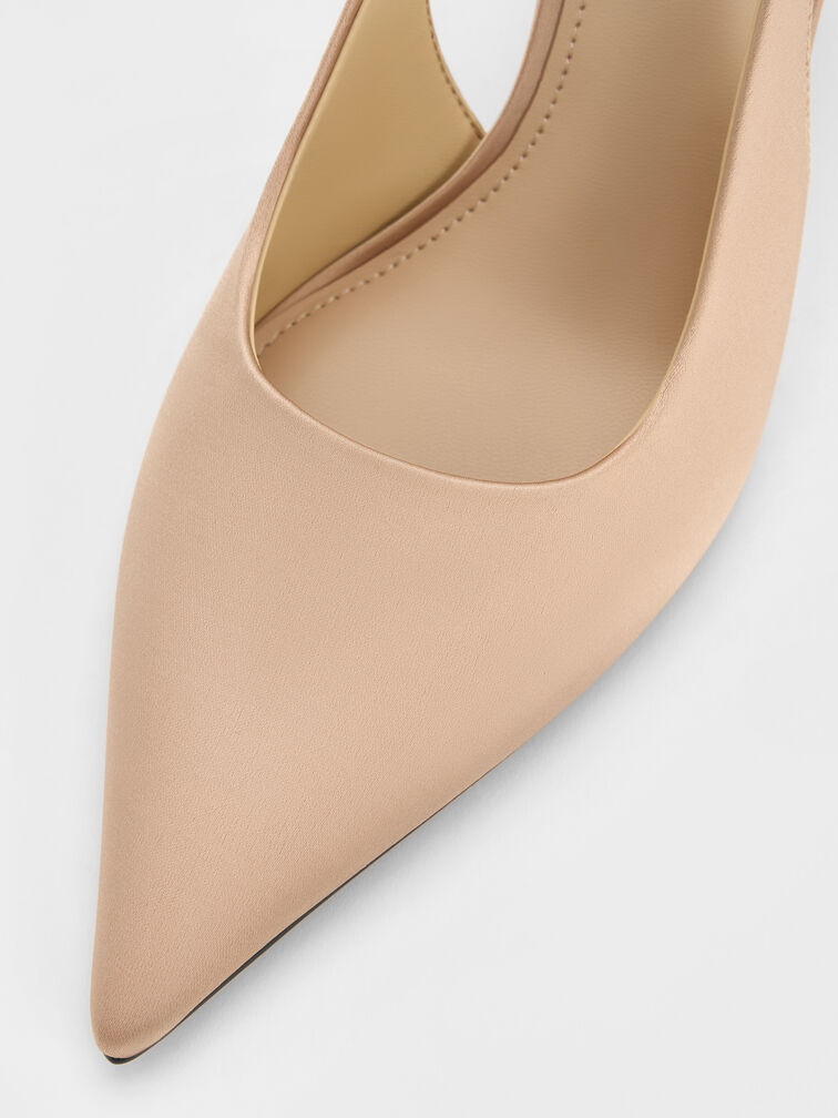 حذاء سلينغ باك (بامبس) من الساتان مغلق من الأمام ومفتوح من الخلف، مزوّد بشريط خلف الكعب مزين بكريستالات على شكل دمعة، بكعب طويل ورفيع., ذهبي, hi-res