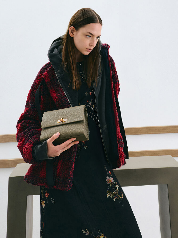 حقيبة كروس بودي تشانس بقفل دوار من الجلد المعاد تدويره, زيتي غامق, hi-res