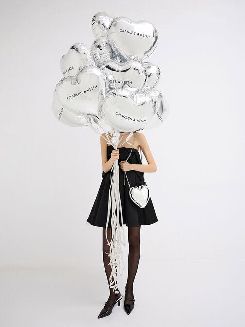 حقيبة كروس بودي بمظهر معدني وتصميم على شكل قلب, فضي, hi-res