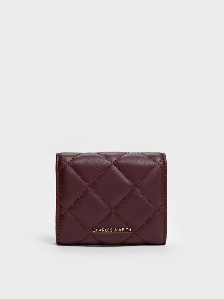 محفظة آرييتي مبطنة بتطريز مزودة بقطعة جمالية على شكل قلب وفيونكة، وغطاء علوي منحني., أحمر توتي فاخر, hi-res