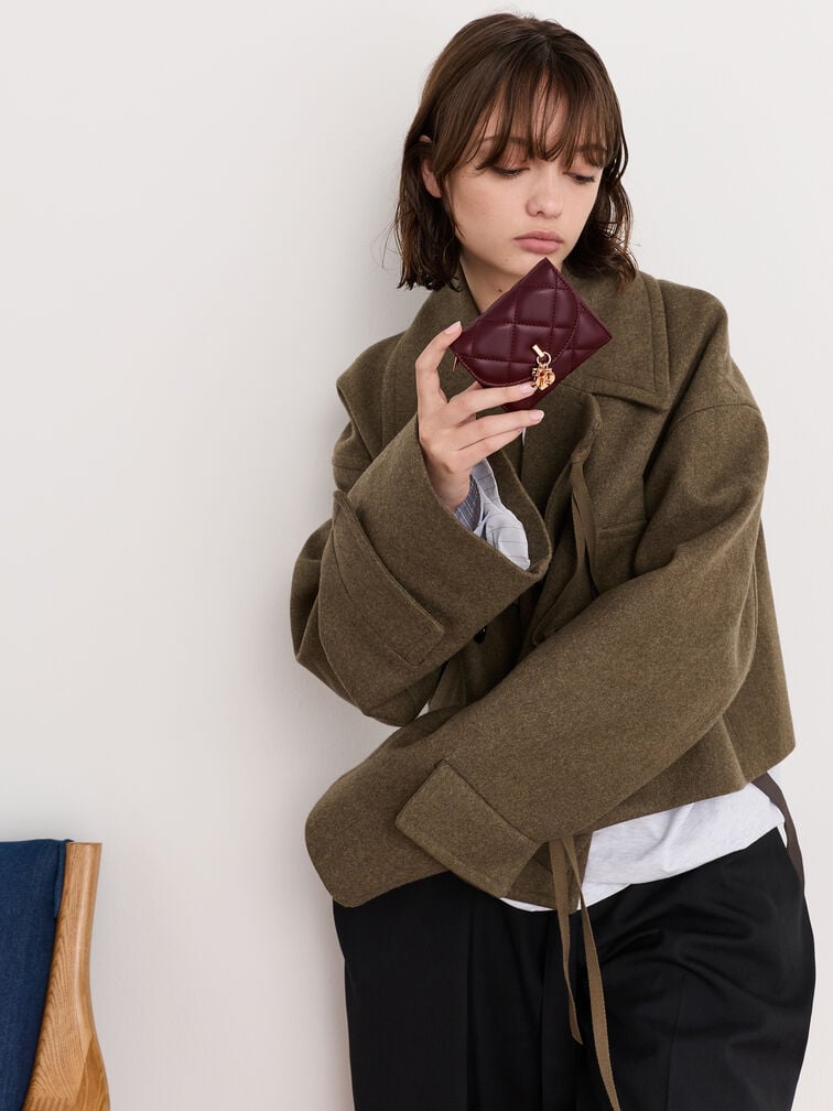 محفظة آرييتي مبطنة بتطريز مزودة بقطعة جمالية على شكل قلب وفيونكة، وغطاء علوي منحني., أحمر توتي فاخر, hi-res