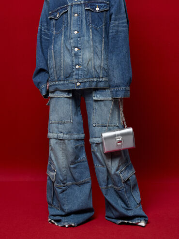 حقيبة معدنية مزينة بحزام ومقبض سلسلة وإبزيم كريستالي, فضي, hi-res