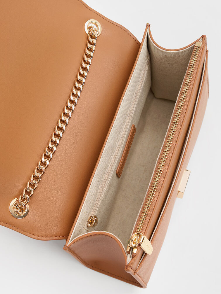 حقيبة الكتف شاليا بسلسلتها المعدنية الأنيقة, بني محمر, hi-res