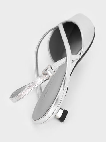 حذاء مفتوح من الخلف بكعب كيتن ومقدمة مدببة ومظهر معدني وحزام أمامي على شكل V, فضي, hi-res