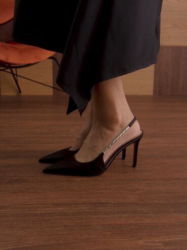 حذاء سلينجباك مفتوح الظهر من الساتان بكعب عالٍ ومقدمة مدببة وحزام مزخرف, أسود خشن, hi-res