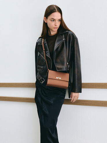 حقيبة كروس بودي تشانس بقفل دوار من الجلد المعاد تدويره, شوكولاتي, hi-res