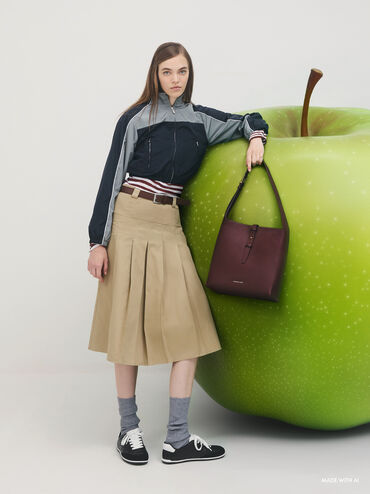 شنطة هوبو بريل بجلد معاد تدويره وحزام, أحمر توتي فاخر, hi-res