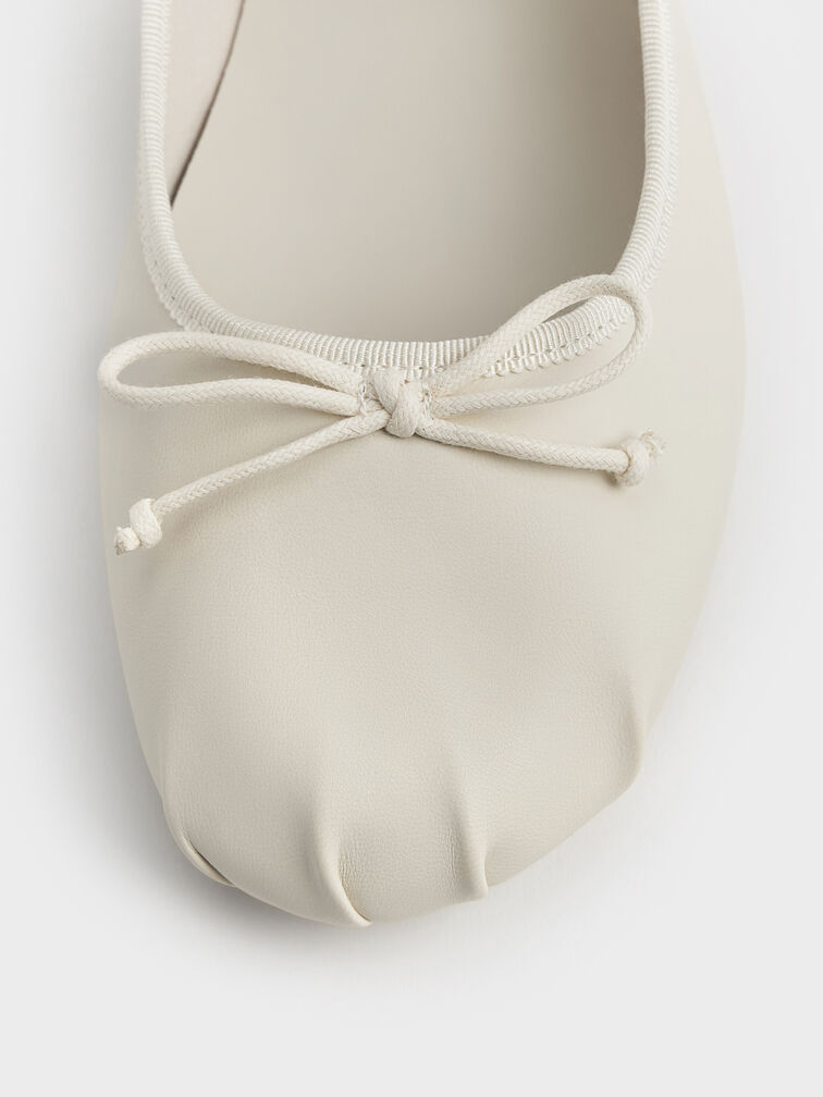 حذاء إميكو المسطّح بحلية فيونكة وتصميم ماري جين, أبيض طباشيري, hi-res