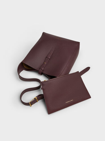 شنطة هوبو بريل بجلد معاد تدويره وحزام, أحمر توتي فاخر, hi-res