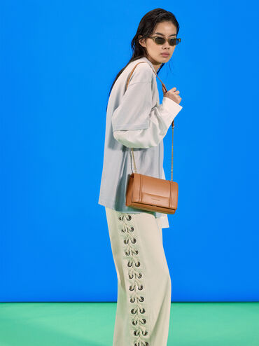 حقيبة الكتف شاليا بسلسلتها المعدنية الأنيقة, بني محمر, hi-res