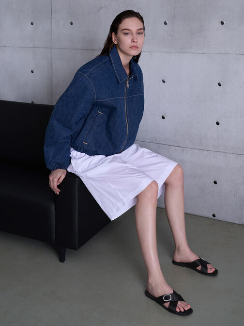 صندل بحزام متقاطع من بوليستر معاد تدويره مزين بإبزيم كريستالي, أسود خشن, hi-res