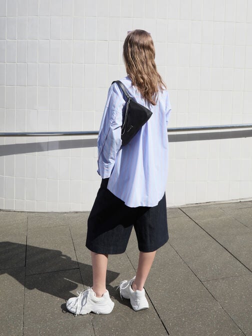 حقيبة كتف من النايلون بتصميم شبه منحرف مزين بسلسلة معدنية, أسود كلاسيكي, hi-res