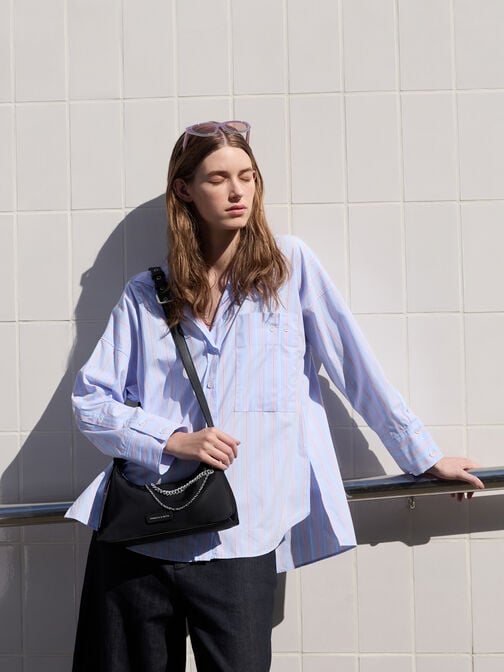 حقيبة كتف من النايلون بتصميم شبه منحرف مزين بسلسلة معدنية, أسود كلاسيكي, hi-res