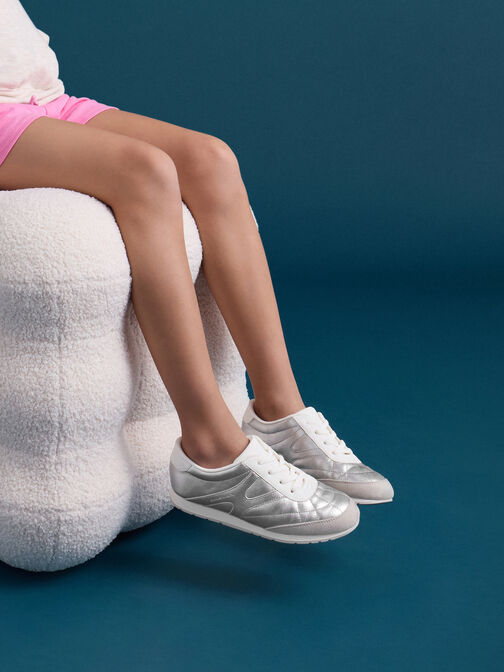 حذاء رياضي للبنات برقبة منخفضة مصنوع من الجلد السويدي الصناعي لون معدني, فضي, hi-res