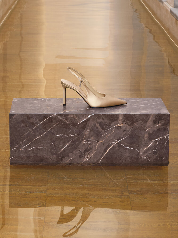 حذاء سلينغ باك (بامبس) من الساتان مغلق من الأمام ومفتوح من الخلف، مزوّد بشريط خلف الكعب مزين بكريستالات على شكل دمعة، بكعب طويل ورفيع., ذهبي, hi-res