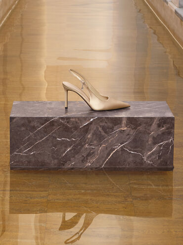 حذاء سلينغ باك (بامبس) من الساتان مغلق من الأمام ومفتوح من الخلف، مزوّد بشريط خلف الكعب مزين بكريستالات على شكل دمعة، بكعب طويل ورفيع., ذهبي, hi-res