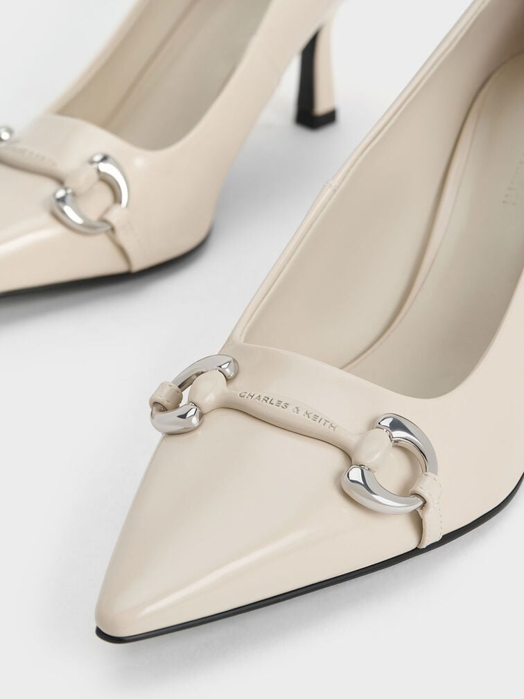 حذاء بمقدمة مدببة وكعب كيتن ولمسات معدنية, أبيض طباشيري, hi-res