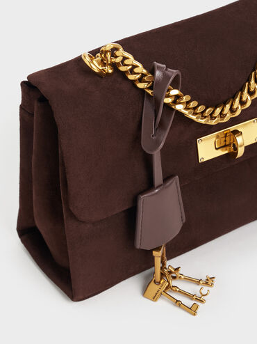 شنطة كروس كيري من جلد شامواه معاد تدويره بحمالة سلسلة, بني غني كالإسبريسو, hi-res