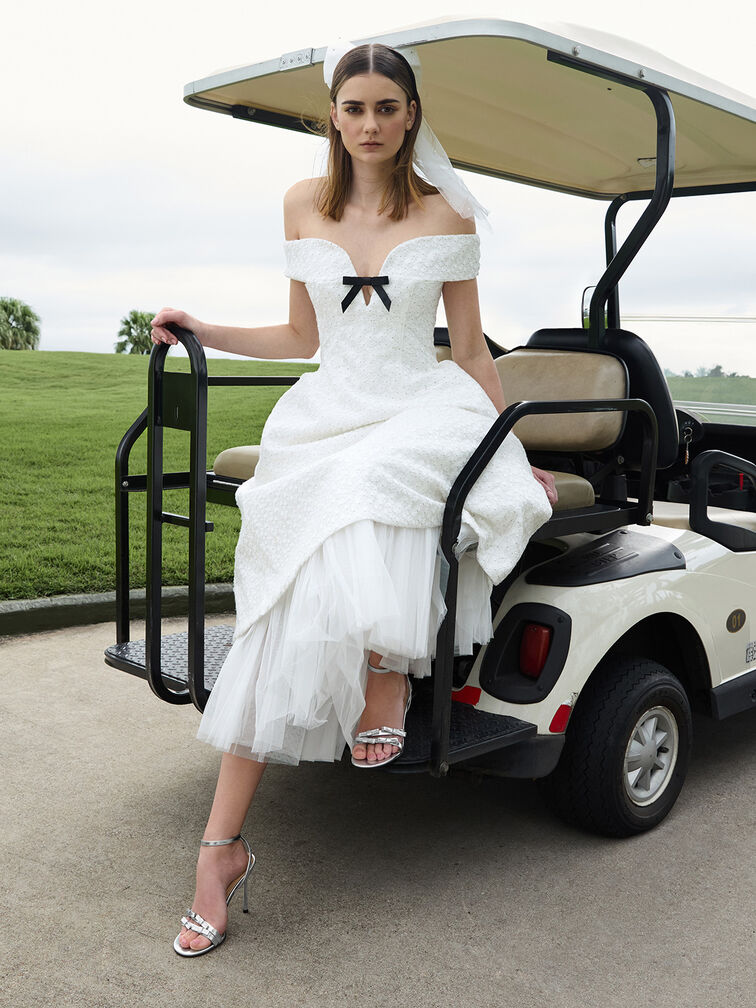 صندل جيسي من الجلد بكعب ستيليتو وحزام حول الكاحل ومظهر معدني مزين بفيونكة, فضي, hi-res