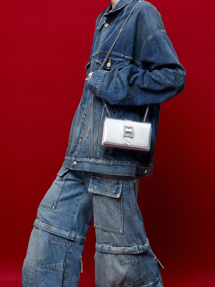 حقيبة معدنية مزينة بحزام ومقبض سلسلة وإبزيم كريستالي, فضي, hi-res