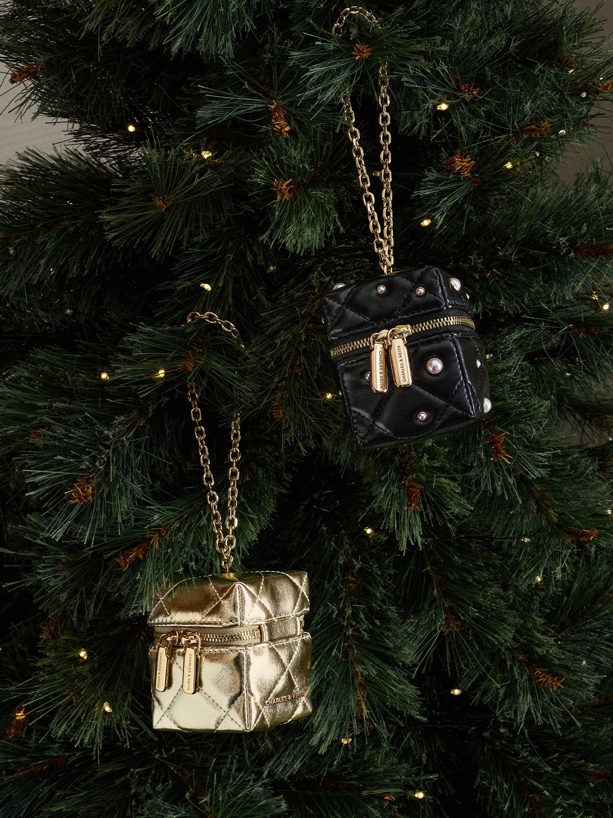 حقيبة ميكرو جيني سوداء مبطّنة بمقبض سلسلة ومزينة باللؤلؤ – تشارلز آند كيث