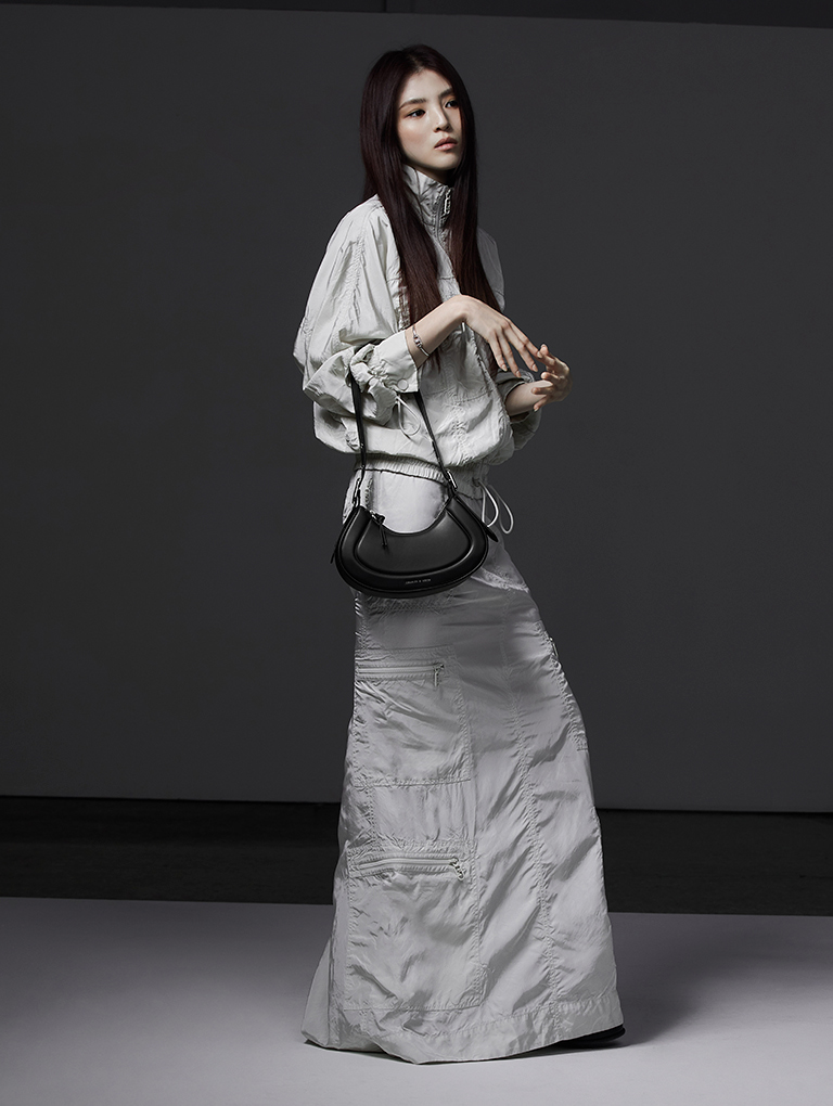 Women’s Petra curved shoulder bag in black in the crook of Han So Hee’s arm - CHARLES & KEITH