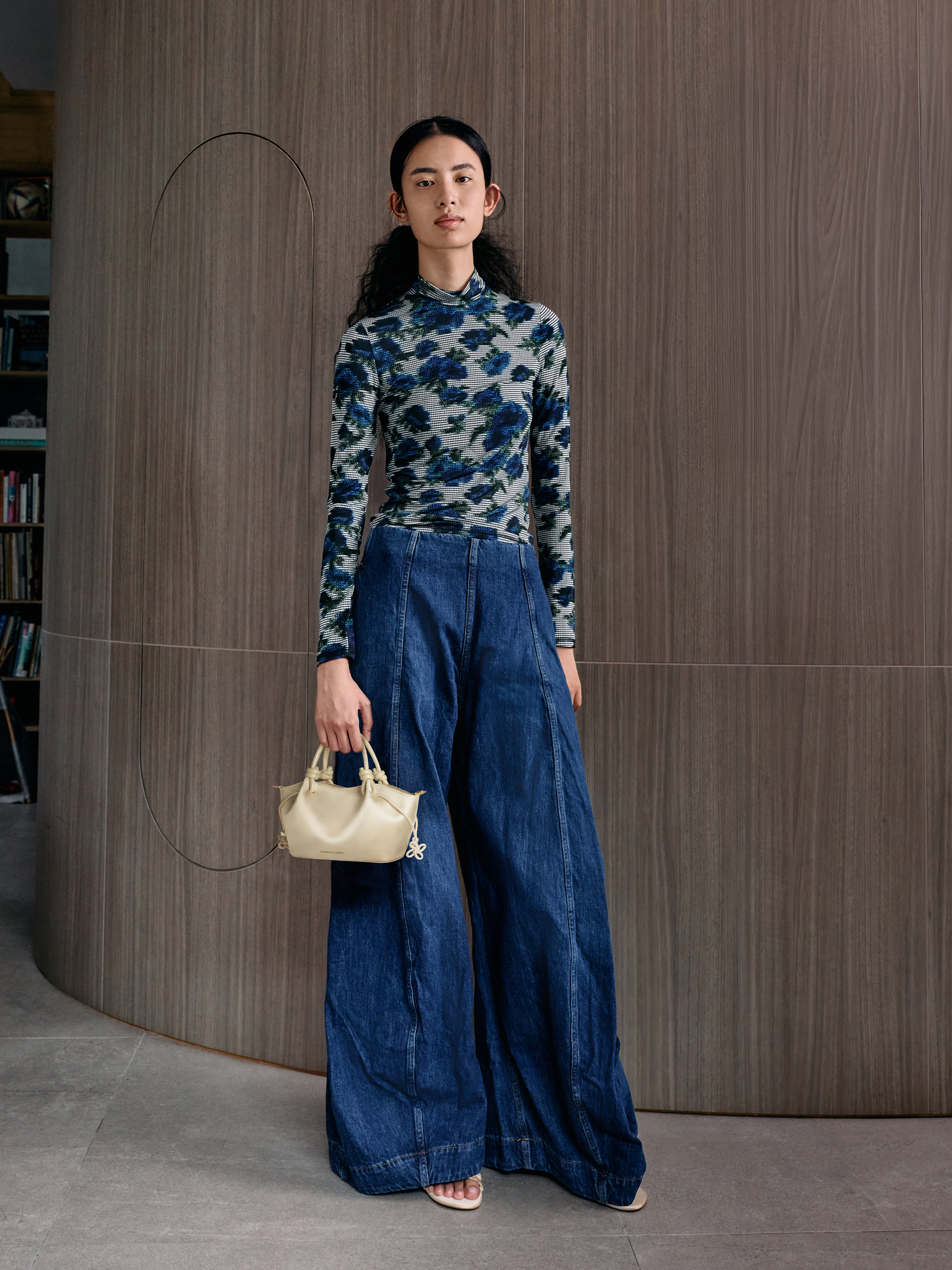 Noir Andromeda Chunky-Chain Trapeze Tote Bag - CHARLES & KEITH